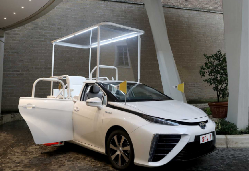 Папе Римскому подарили водородный автомобиль Toyota Mirai
